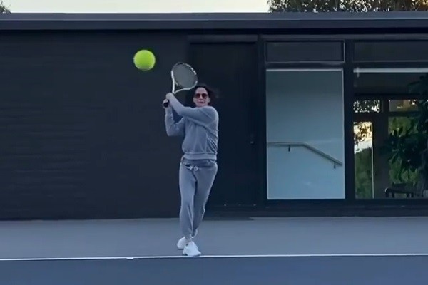 A atriz Courteney Cox jogando tênis (Foto: Instagram)