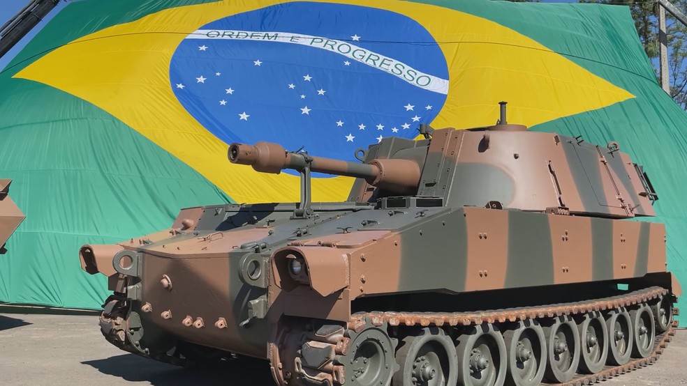 Blindados doados pelo Brasil ao Uruguai em Santana do Livramento — Foto: Reprodução/RBS TV