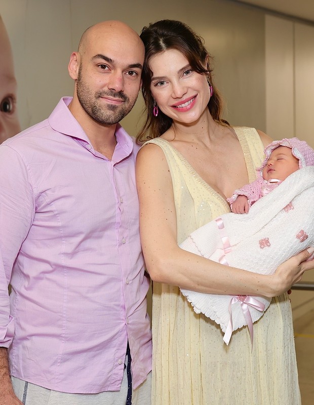 Júlia Pereira e Amilcare Dallevo Neto deixam a maternidade com Suzanne (Foto: Manuela Scarpa/Brazil News)