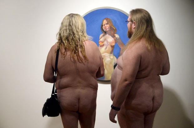 Sem roupa, casal observa obra de exposição no Canadá (Foto: Aaron Harris/Reuters)