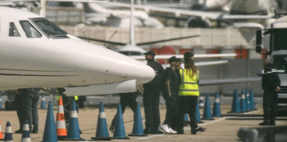 Em voo fretado, Neymar desembarca em Paris dois meses depois de cirurgia