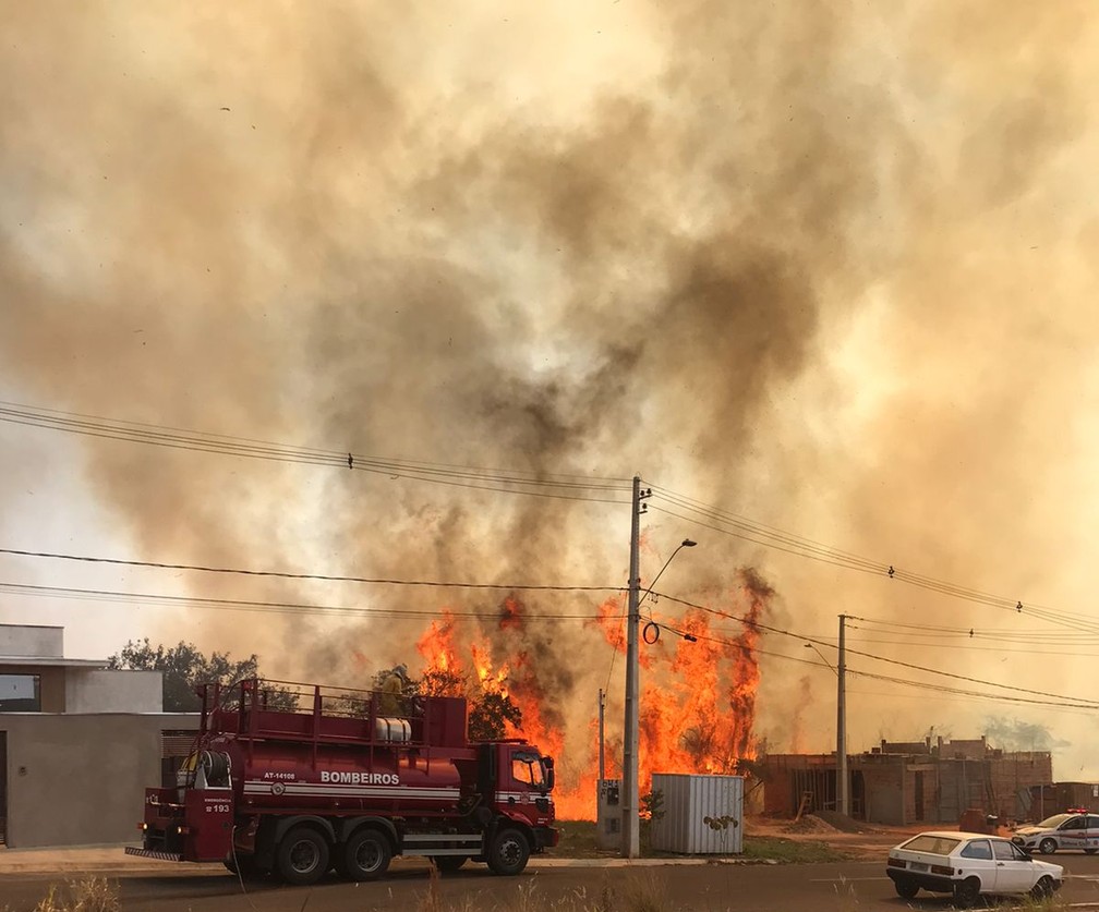 Incêndio chegou próximo às casas e assustou moradores do bairro Residencial Moacyr Trentin, nesta quinta-feira (19) — Foto: Fernando Cruz