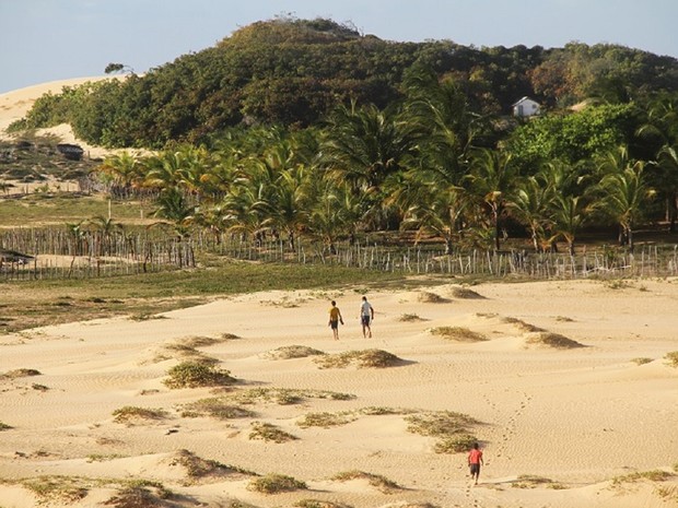 Meninos correm sobre montes de areias do povoado quilombola Pixaim (Foto: Waldson Costa / G1)