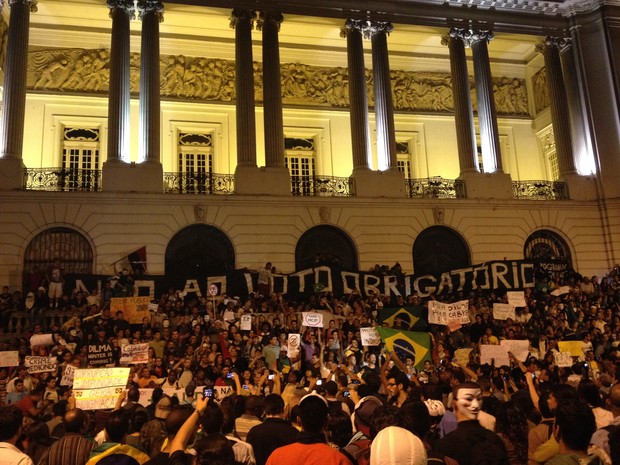 Manifestantes protestam na escadaria da Câmara Municipal, no Rio  (Foto: Luís Bulcão/G1)