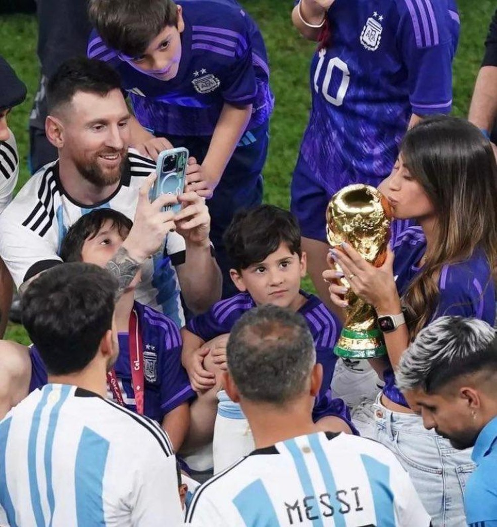 Messi tirando foto de Antonela beijando a taça — Foto: Reprodução/Twitter