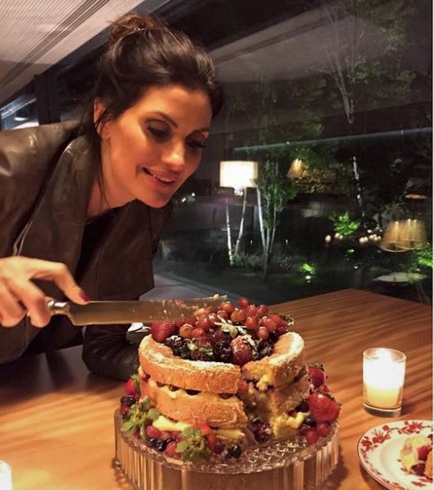 Isabella Fiorentino Se Delicia Com Naked Cake De Frutas Vermelhas Quem Quem News