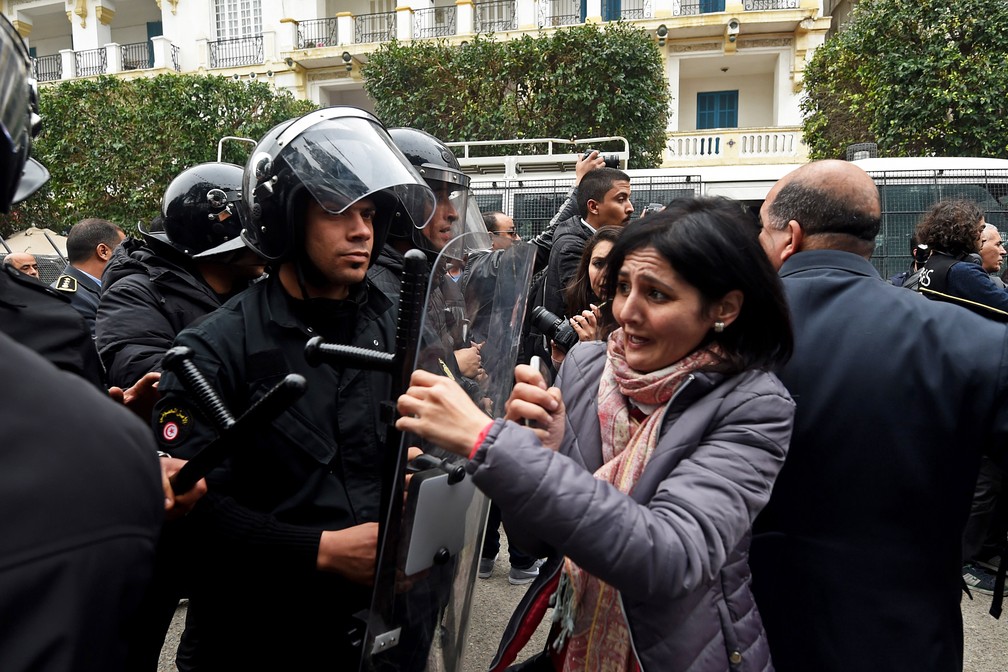 Policiais e manifestantes em Tunes, na Tunísia, no dia 9 de janeiro de 2018 (Foto:  Fethi Belaid/AFP)