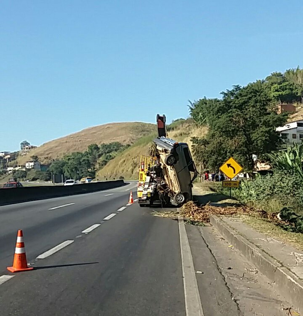 Carro cai em ribanceira e ocupantes fogem na Via Dutra, em Barra Mansa (Foto: Divulgação/PRF)