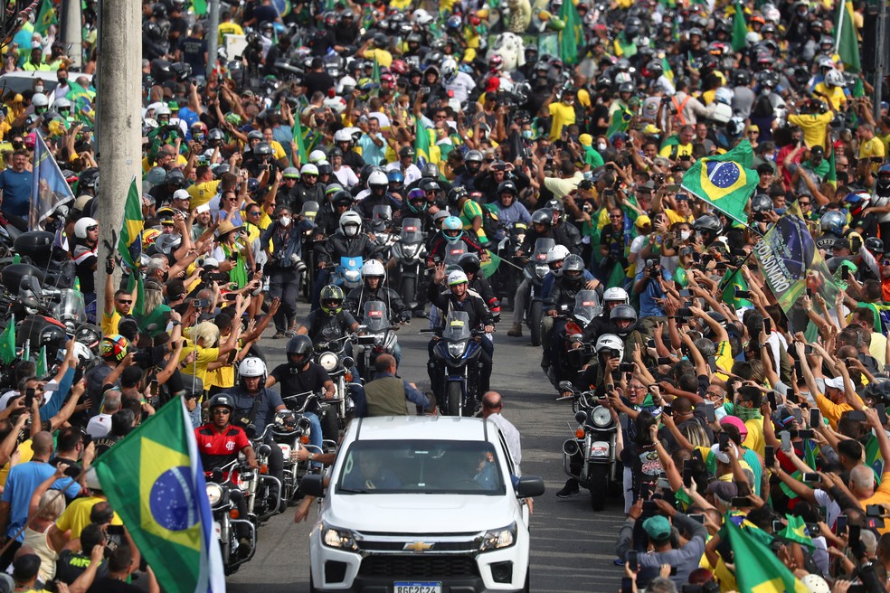 Presidente Bolsonaro durante passeio de moto com apoiadores no Rio de Janeiro  — Foto: Pilar Olivares / Reuters