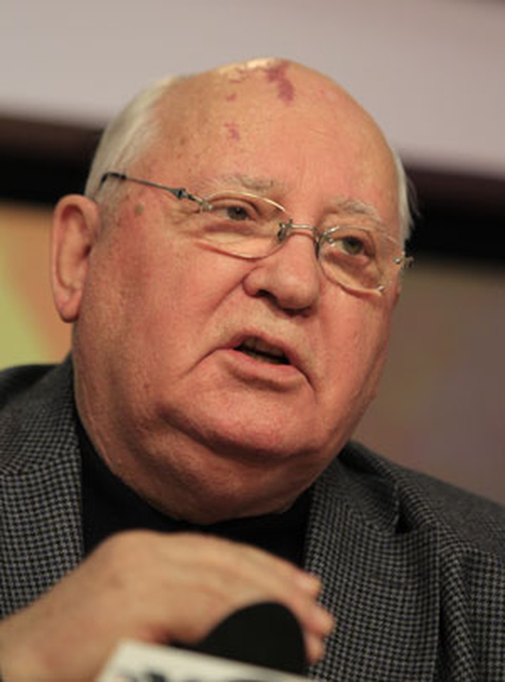 Gorbachev dá entrevista para rádio em Moscou em 2016 — Foto: Sergey Ponomarev/AP