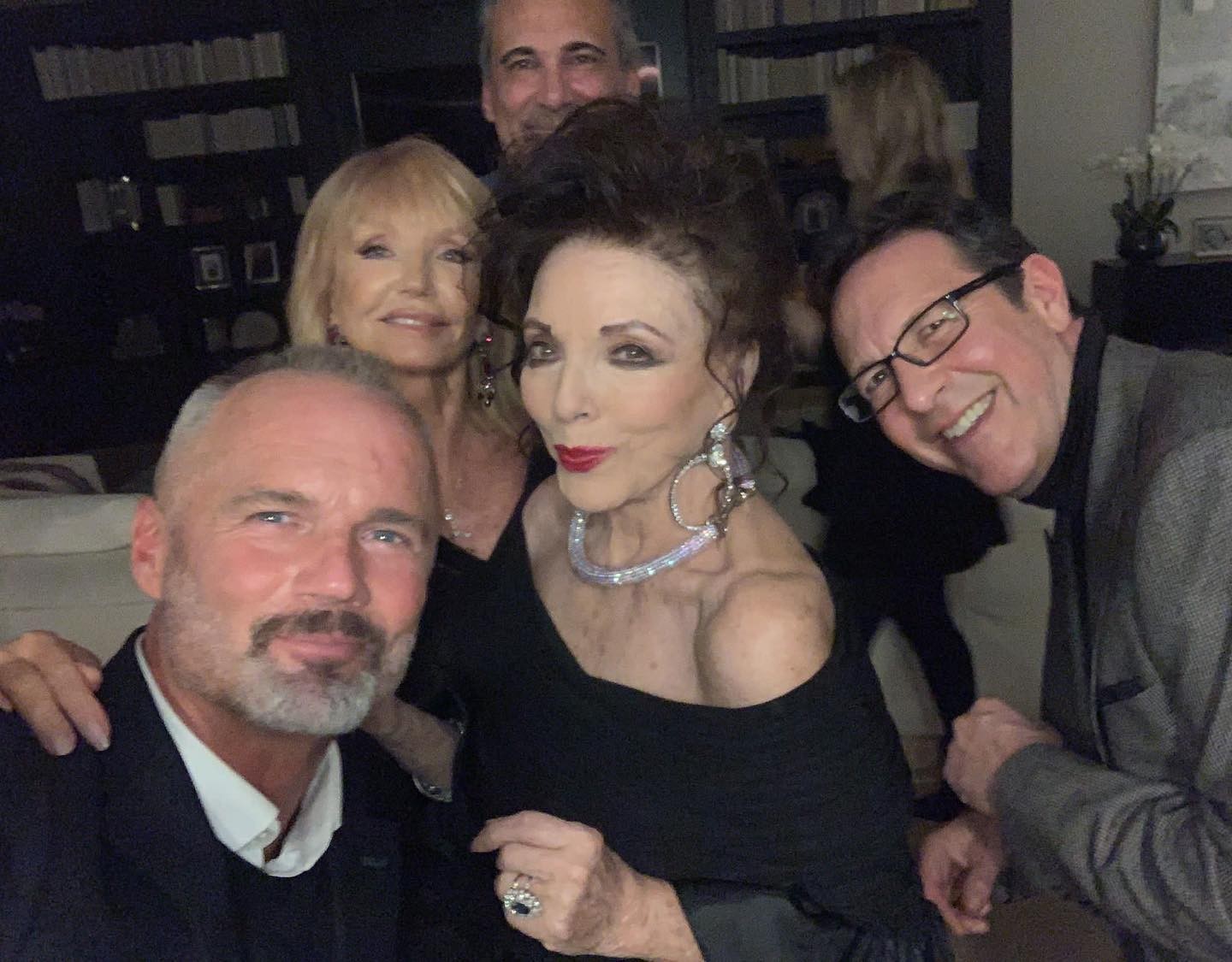 Joan Collins e o marido, Percy Gibson (dir) reúnem amigos para aniversário em dose dupla (Foto: Reprodução/Instagram)
