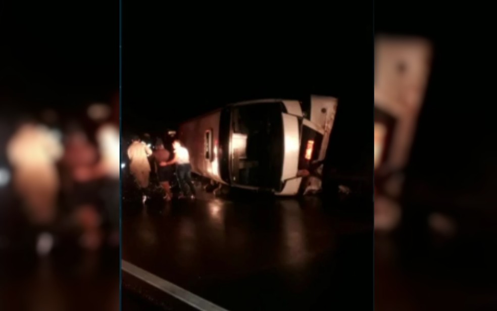 Micro-ônibus tombado na GO-070, entre Itauçu e Itaberaí (Foto: TV Anhanguera/Reprodução)