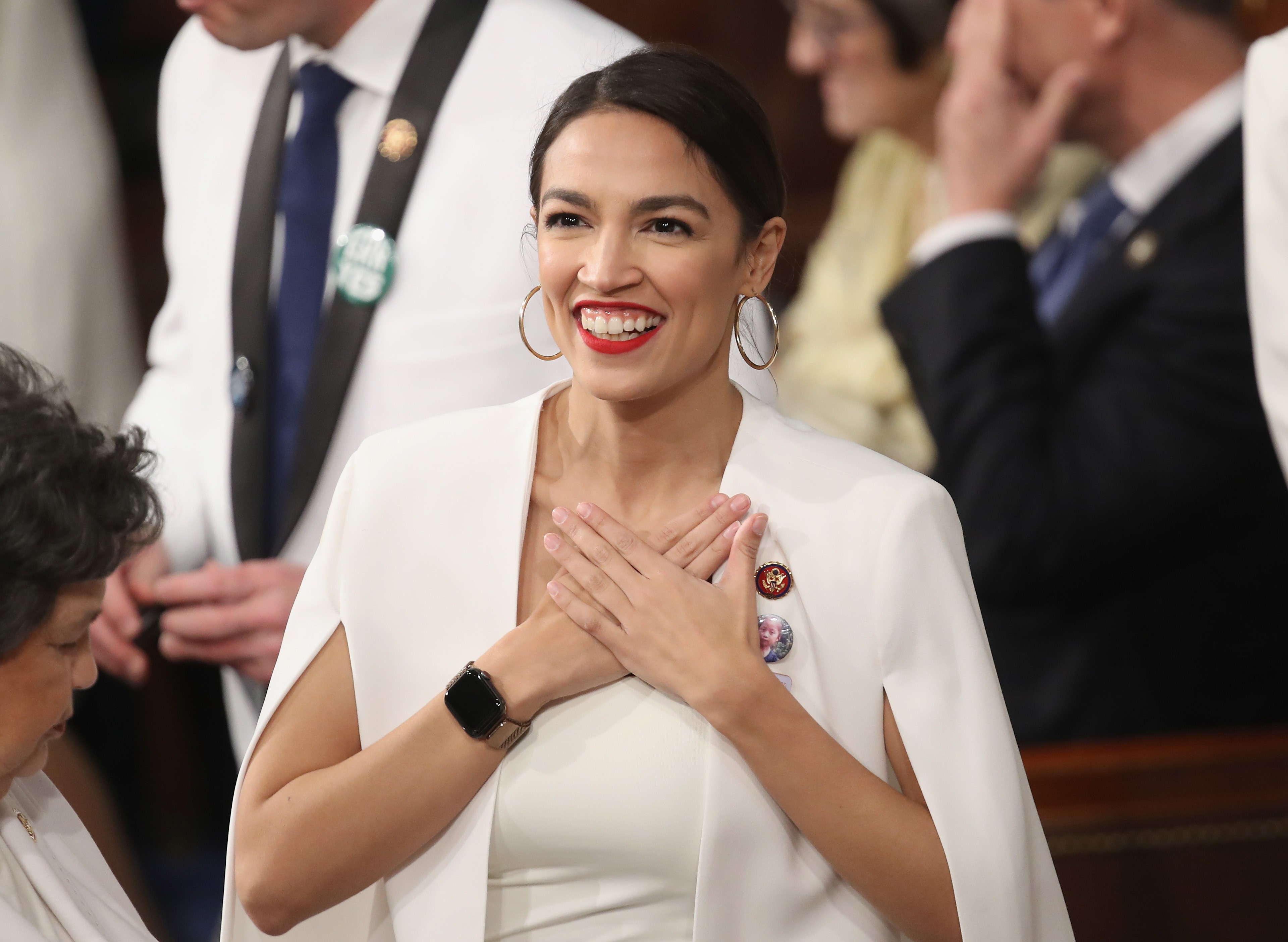 Alexandra Ocasio-Cortez de branco no State of The Union em 2019 (Foto: Getty)