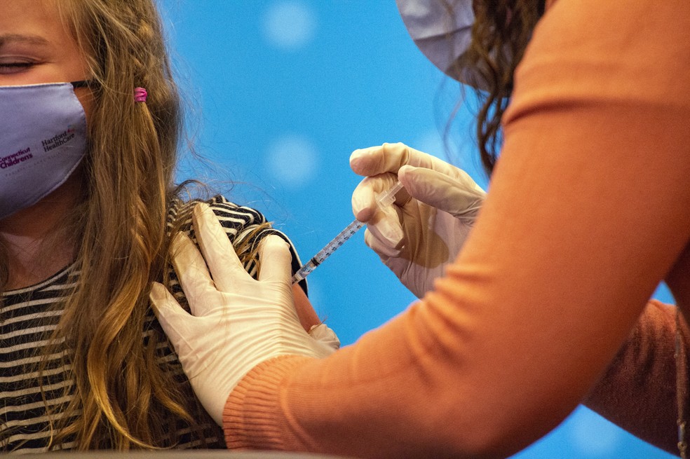 Menina de 8 anos recebe vacina da Pfizer contra a Covid-19 em hospital dos EUA — Foto: Joseph Prezioso / AFP
