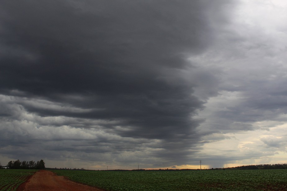 Semana começa com nuvens carregadas e chuvas isoladas no Mato Grosso do Sul, além de intensas tempestades na costa de Pernambuco até norte da Bahia