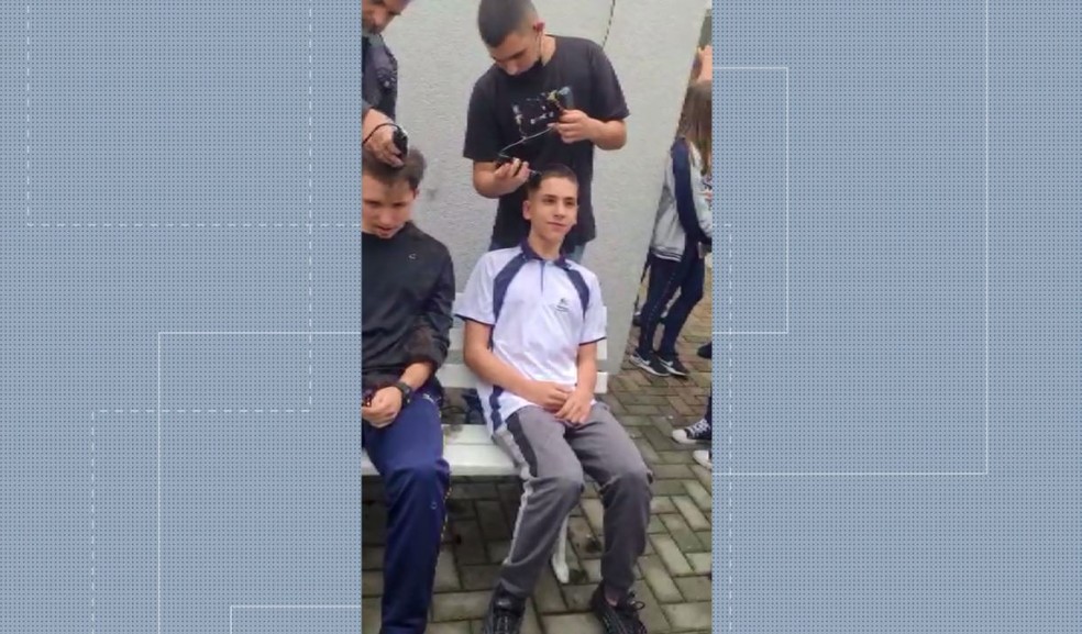 Dezenas de amigos de Nicolas rasparam o cabelo em apoio ao jovem — Foto: RPC