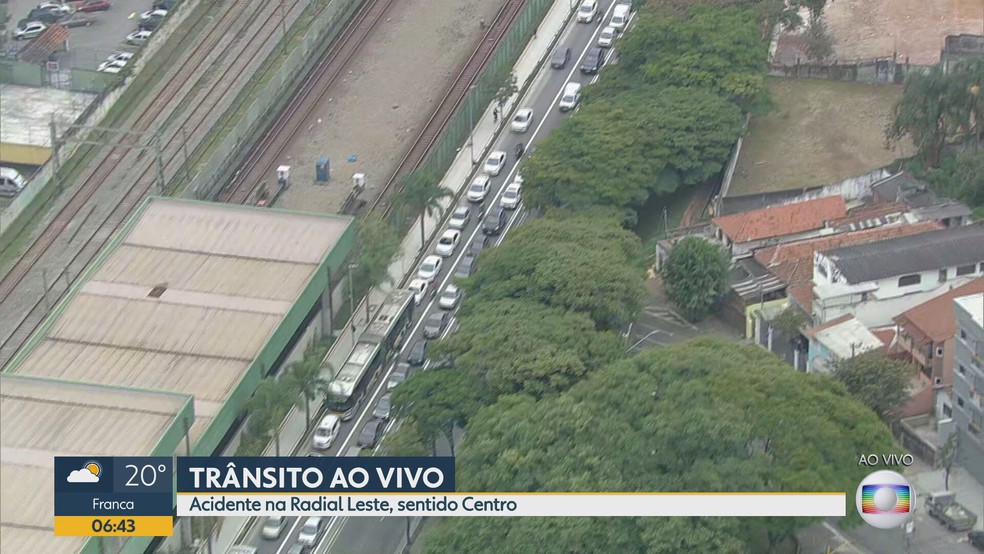 acidente na Radial Leste causou três quilômetros de congestionamento no sentido centro nesta sexta-feira (5) — Foto: TV Globo/Reprodução