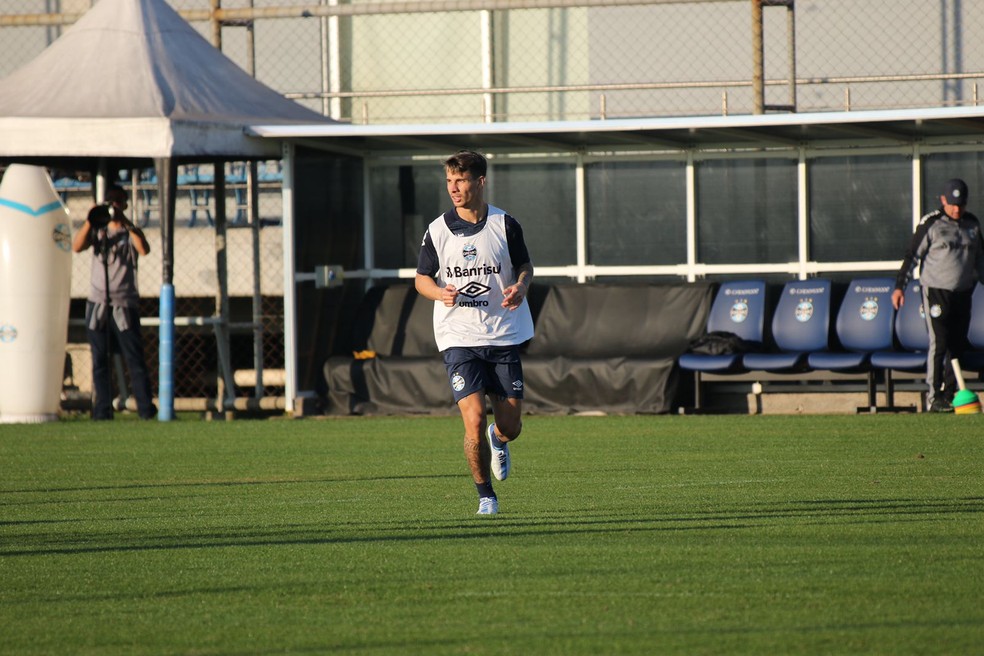 Ferreira treina com bola e pode retornar ao time no confronto direto com o Bahia