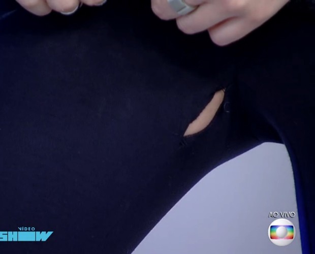 Rasgo na calça surpreende Monica Iozzi (Foto: TV Globo)