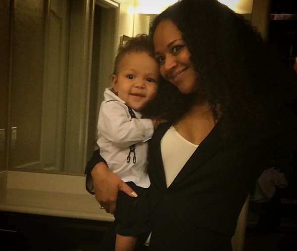 A ex-Miss Elizabeth Hunterton com um dos filhos (Foto: Instagram)