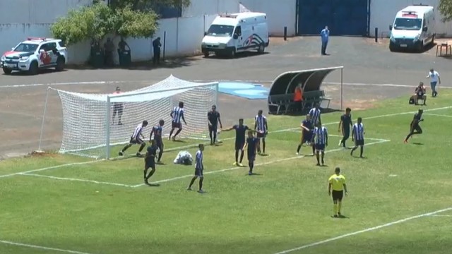 Kinzel segura firme a bola no último lance da partida