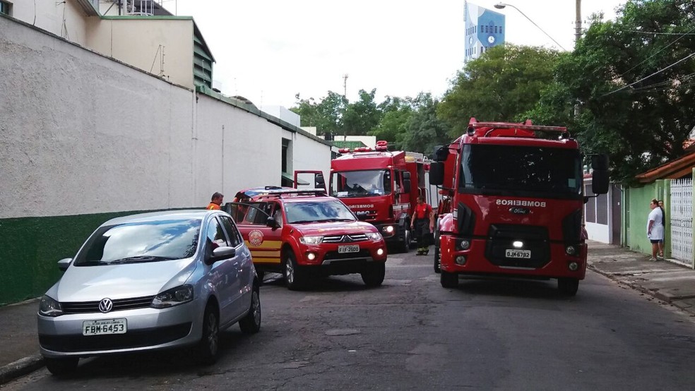 Princípio do incêndio no supermercado mobilizou os bombeiros tarde desta segunda-feira (5) em São José dos Campos (SP) (Foto: Eduardo Marcondes/ TV Vanguarda)