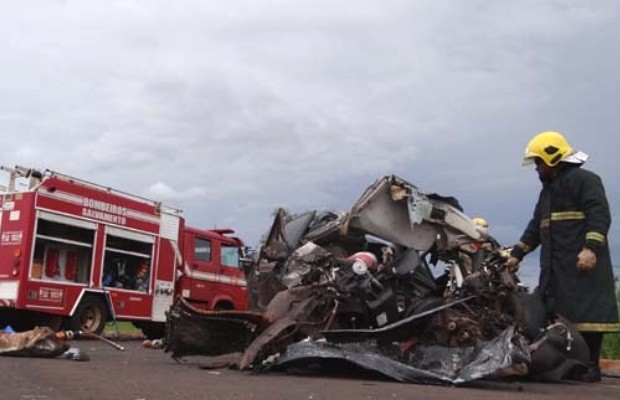 Carro ficou destruído após acidente na BR-060, em Acreúna, Goiás (Foto: Reprodução/ Plantão Policial)