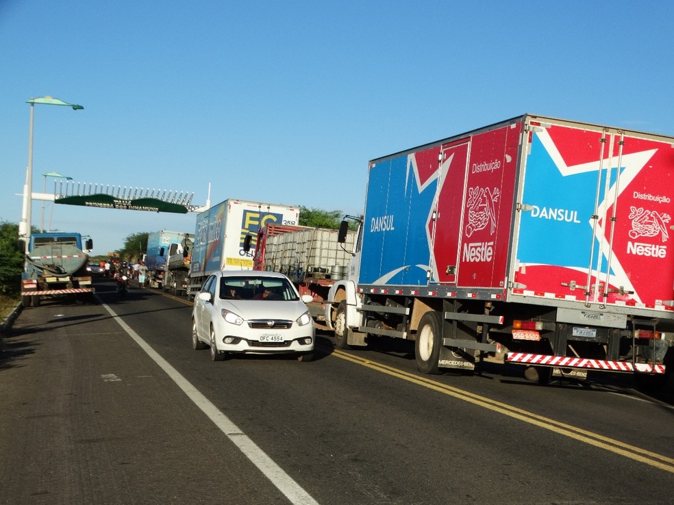 Caminhoneiros saem, aos poucos, da rodovia BR-020 nesta quinta-feira, onde ocorria protesto na cidade de Tauá.  (Foto: Wilrismar Holanda)
