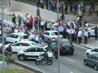 Taxistas continuam protestando e bloqueiam vias de SP contra Uber