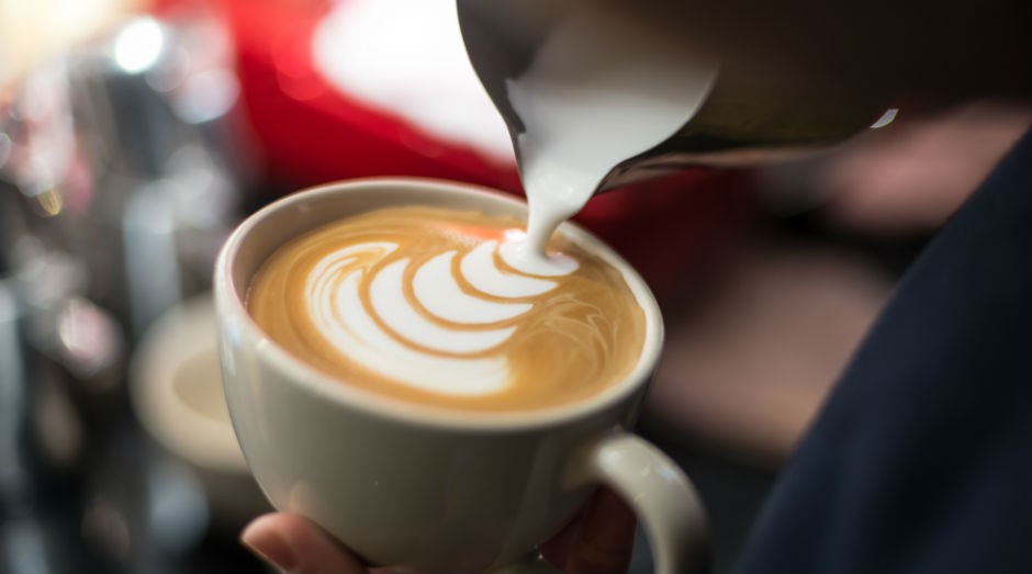 Café com leite: nova solução para intolerância a lactose (Foto: Freepik)