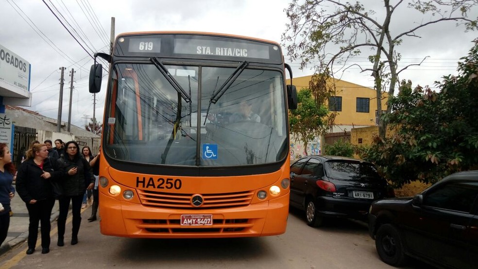 Ônibus levava cerca de 40 pessoas, quando o arrastão começou (Foto: Divulgação/Sindimoc)