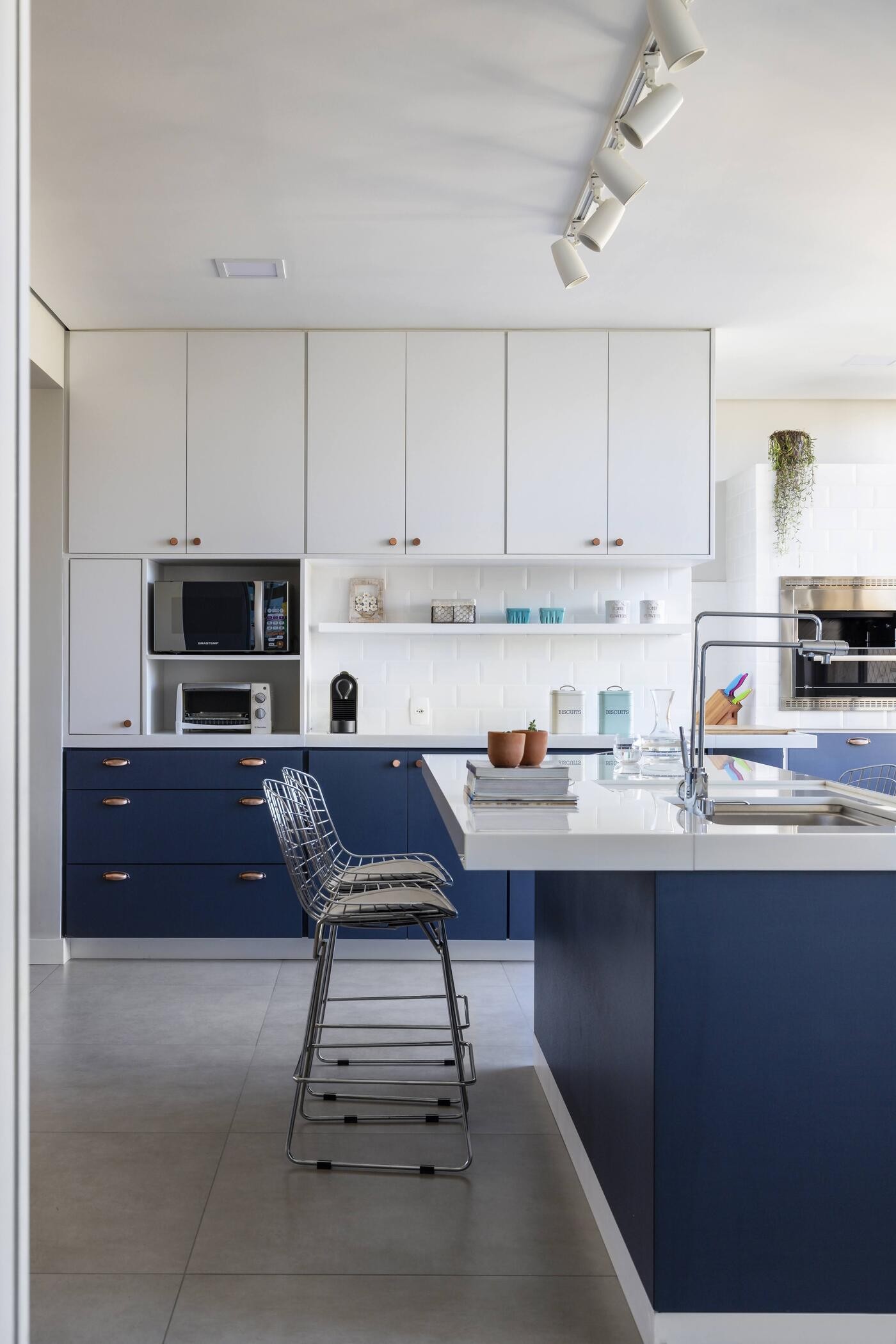 Décor do dia: azul e branco na cozinha com ilha (Foto: Ivan Araújo)