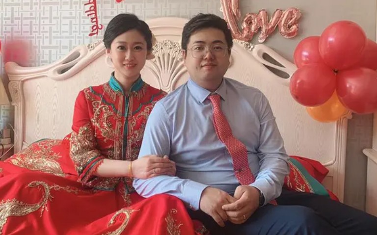 Amanda Liu Chang e Jia Shihan realizaram a cerimônia em um apartamento após local decretar lockdown durante a noite (Foto: Reprodução / Twitter)