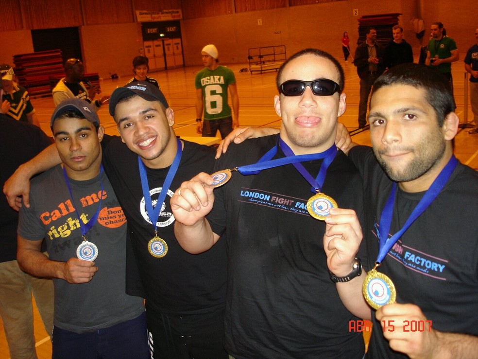 Cláudio Henrique posa com colegas de equipe e mostra medalhas conquistadas num torneio de jiu-jítsu (Foto: Reprodução/Facebook)