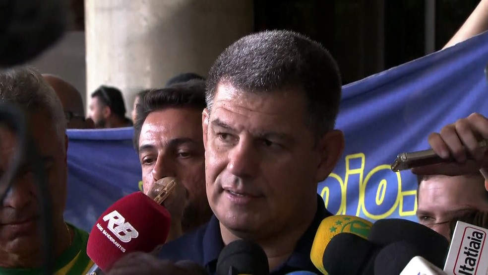 Presidente do PSL, Gustavo Bebbiano, fala sobre a alta de Bolsonaro em frente ao hospital — Foto: Reprodução/TV Globo
