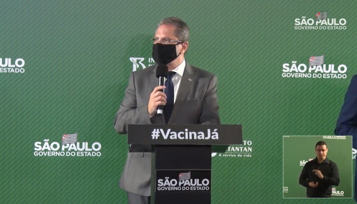 O secretário de Saúde de São Paulo, Jean Gorinchteyn, participou do anúncio da eficácia da vacina Coronavac, já em produção em São Paulo (Foto: Reprodução/ Youtube)