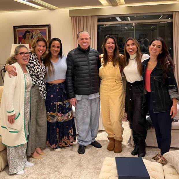 Silvio Santos entre as filhas Cintia, Daniela, Silvia, Rebeca, Patricia e Renata Abravanel (Foto: Reprodução/Instagram)