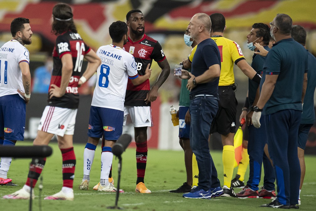 Gerson discute com Mano Menezes em Flamengo x Bahia — Foto: Jorge Rodrigues / Agência Estado