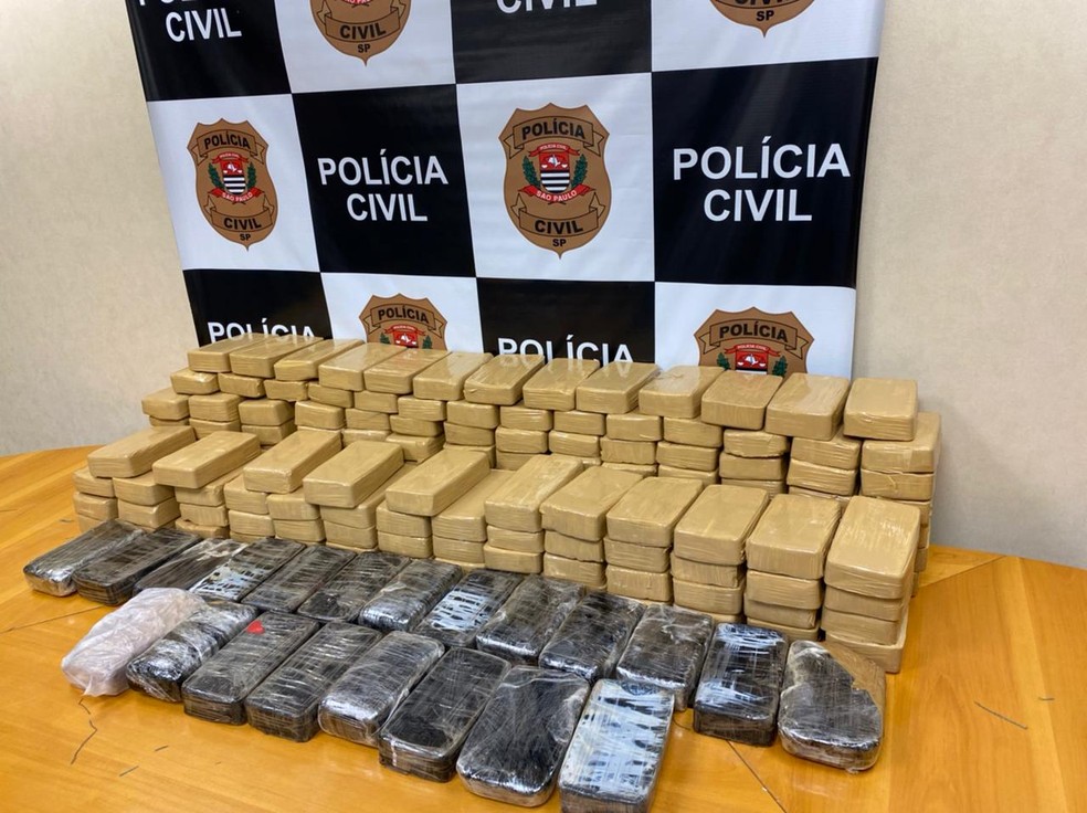Em Santa Maria da Serra foram apreendidos mais de 170 quilos de pasta base  — Foto: Polícia Civil/Divulgação