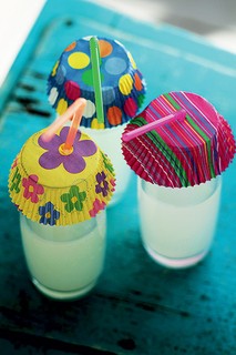 Para animar e colorir uma festa ao ar livre, uma boa dica é cobrir as bebidas com formas de cupcake deixando um buraquinho para o canudo. Além de dar charme ao ambiente, evitam que bichinhos entrem nas bebidas