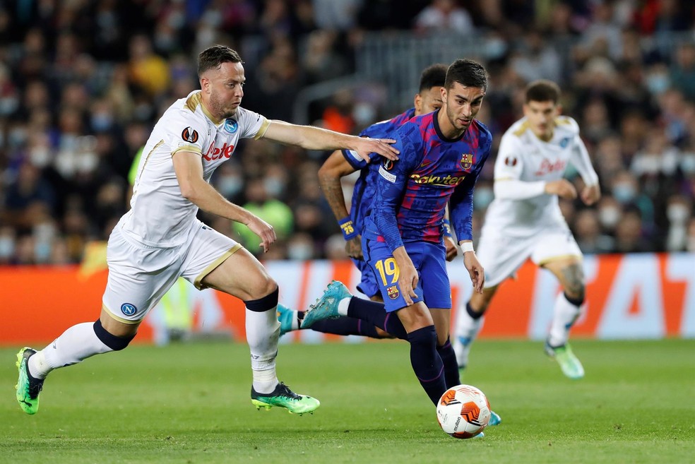 Ferran Torres, ainda com o uniforme com o escudo do Barcelona — Foto: EFE
