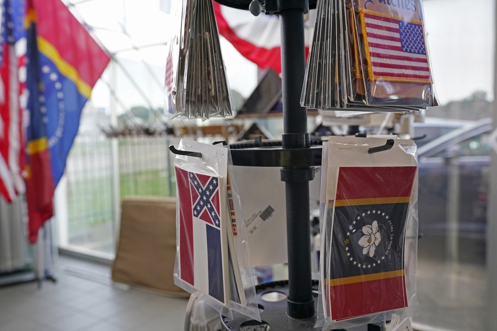 As duas bandeiras do Mississippi, a antiga e a nova, à venda em uma loja na cidade de Jackson em 27 de outubro de 2020 — Foto: Rogelio V. Solis/AP