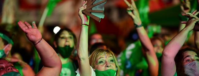 Manifestantes pró escolha comemoram a aprovação da lei que legaliza o aborto pelo Senado argentinoAFP