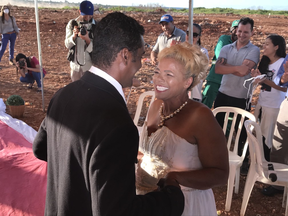 Catadores Valdineide Ferreira e Edeuclides Brito se casam no lixão da Estrutural, no DF (Foto: Marília Marques/G1)