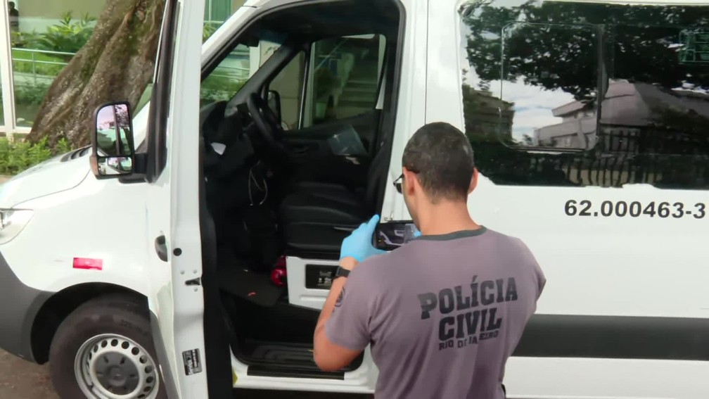 Perito criminal examina a van onde estava Alcebíades Paes Garcia, o Bid, irmão do contraventor Maninho — Foto: TV Globo