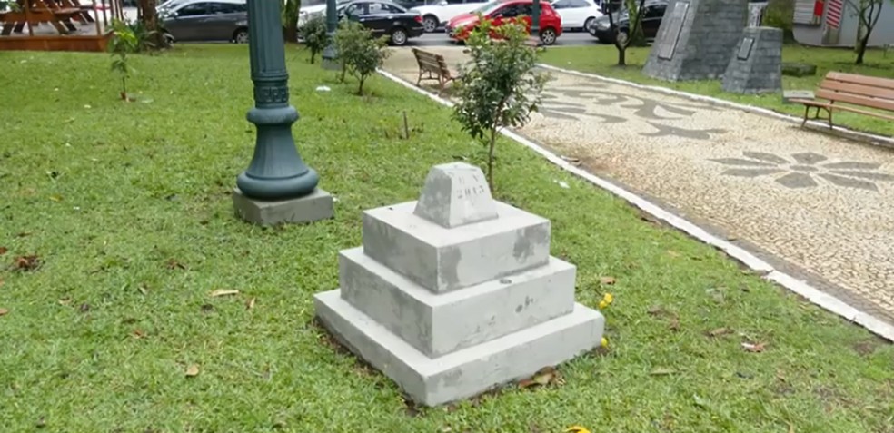 Um pequeno monumento representa o marco zero de Ponta Grossa — Foto: Reprodução/RPC