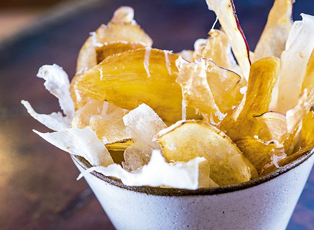 Chips de raízes com sal de limão picante (Foto: Ligia Skowronski/Editora Globo)