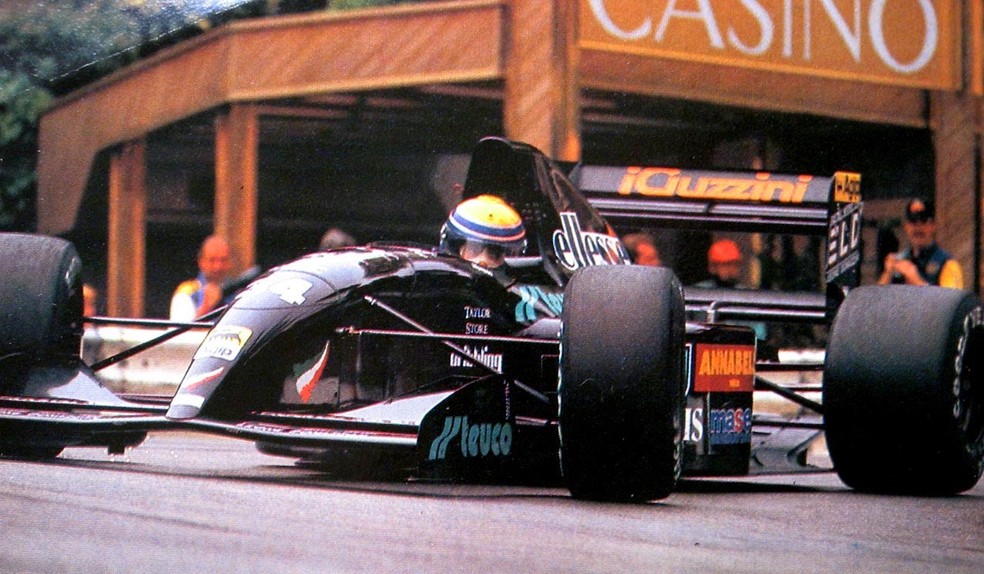 Moreno milagrosamente classificou p carro da Andrea Moda para o GP de Mônaco de 1992 — Foto: Reprodução