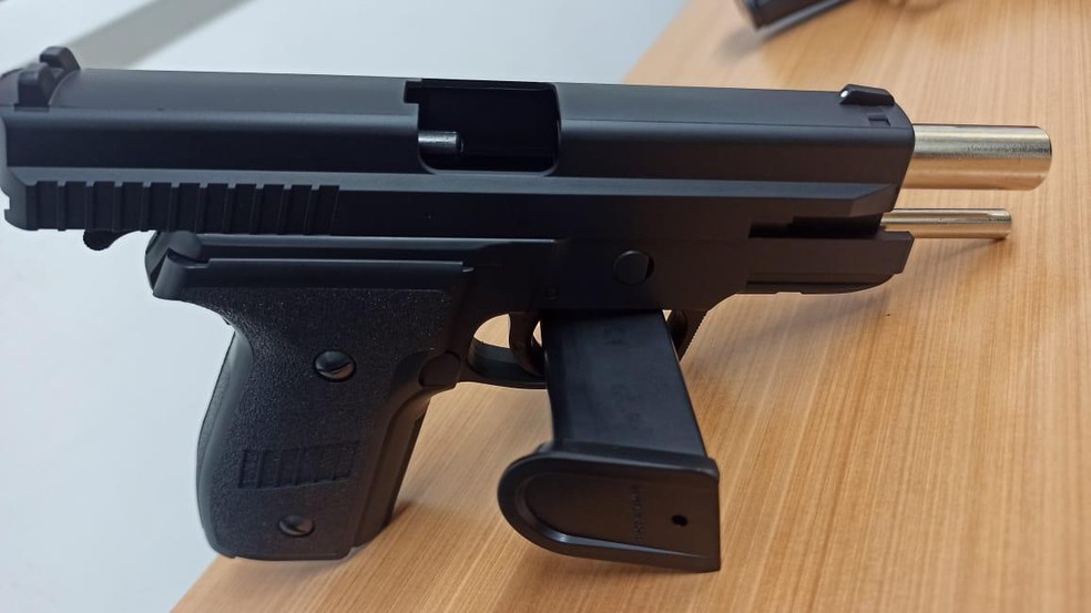 Pistola foi apreendida em ônibus, em Tu — Foto: Divulgação/PM Rodoviária