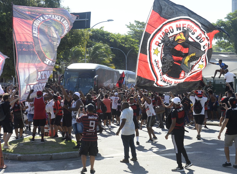 Torcida do Flamengo faz festa no embarque do time para S&atilde;o Paulo &mdash; Foto: Andr&eacute; Dur&atilde;o
